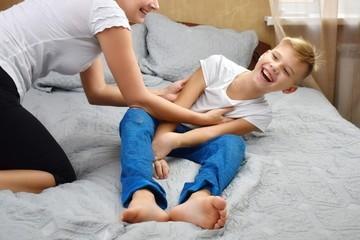Which gender is more ticklish?