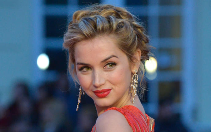 Do you think actress Ana de Armas is a pretty woman?