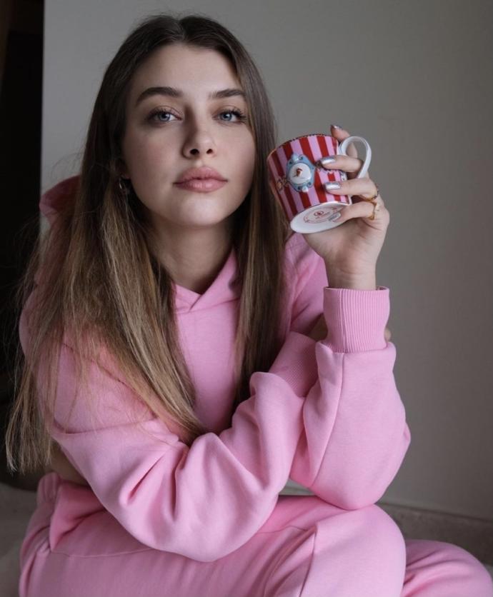 Do you think Gamze Erçel or Hande Erçel is prettier or more attractive?