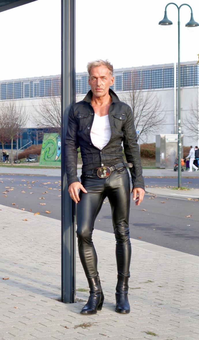 Is Ross From Friends Gay Because He Wore Leather Pants?