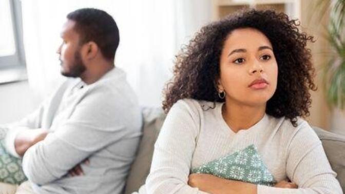 Does no experience in dating or too much experience in dating raise the likelihood of breakup?