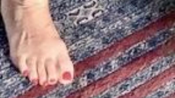 Does Bonnie Crombie Have Lovely Feet?