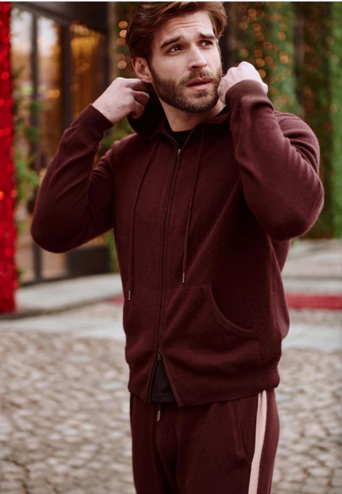 Is this men’s outfit good looking?