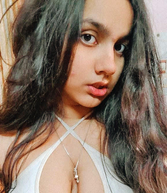 Guys, Which girl has a prettier/hotter face? My friend told me she had a prettier face than me so we just wanted to know?