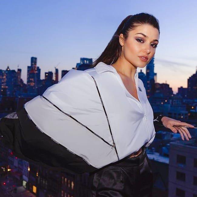 Which actress do you think is more attractive, Gamze Erçel or Hande Erçel?
