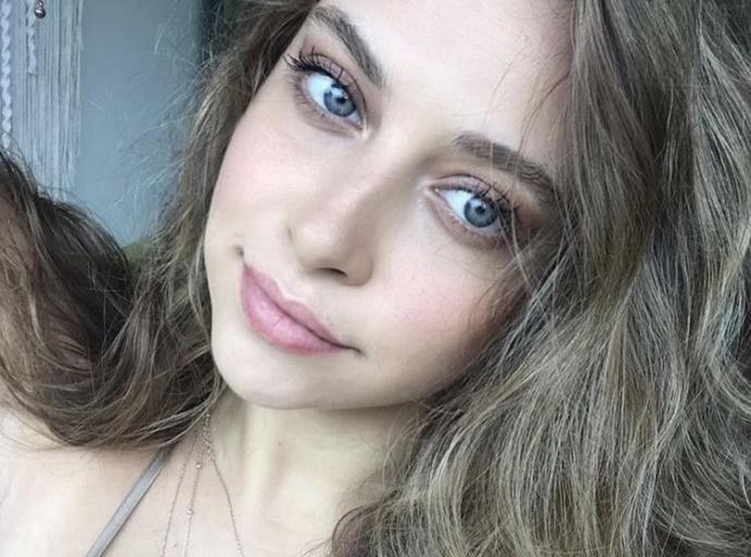 Do you think Gamze Erçel or Hande Erçel is more attractive or prettier?