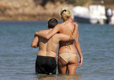 Who has it worse in dating, a 5’ man or a woman with AAA cup breasts?