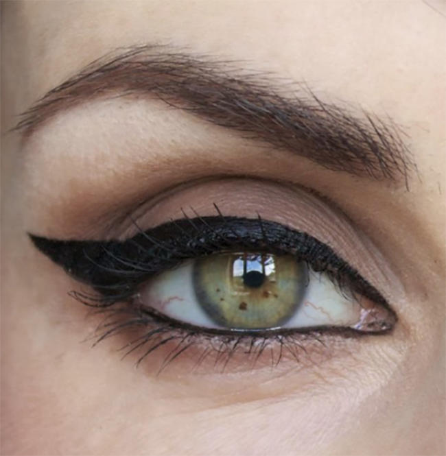 applying latina look eye makeup