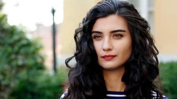 Poll: Salma Hayek vs. Tuba Büyüküstün?