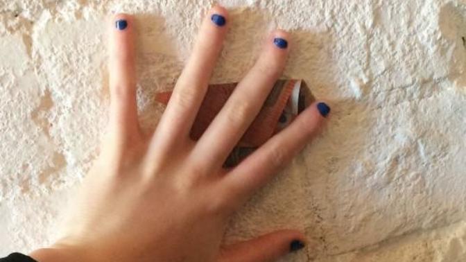 Would u date a girl who bites her finger nails?
