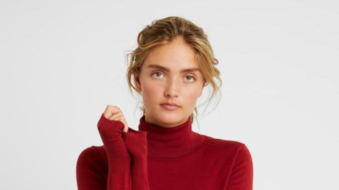 What color of this turtleneck is a better choice for blondes?