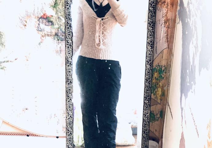 These ski pants are a few sizes too big. Is it OBVIOUS or do I just look like the ‘pillsbury dough boy’ hit a snag & began to deflate 👻 ?