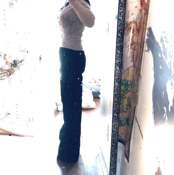 These ski pants are a few sizes too big. Is it OBVIOUS or do I just look like the ‘pillsbury dough boy’ hit a snag & began to deflate 👻 ?