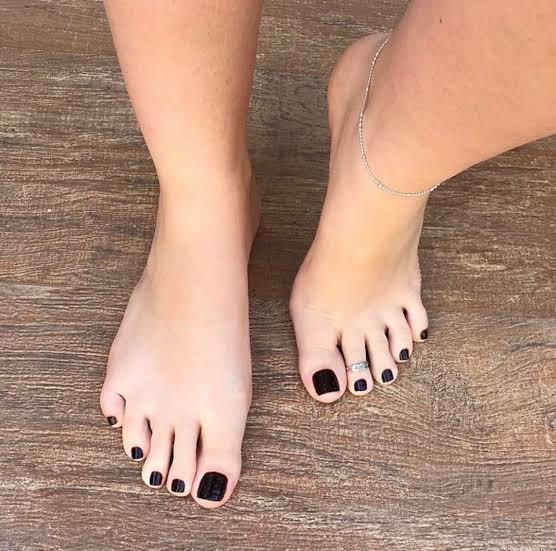 Do girls know that guys check out their feet?