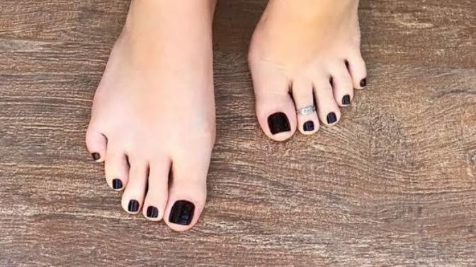 Do girls know that guys check out their feet?