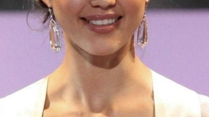 Do you find Charlize Theron or Jessica Alba prettier or more attractive?