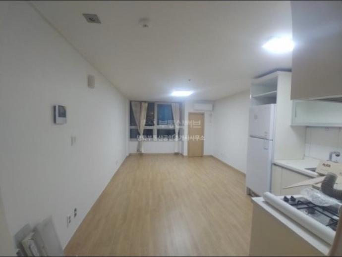 Would you rather live in a one room apartment a ten-minute walk from where you work, or live in a medium-sized, decent apartment an hour from work?