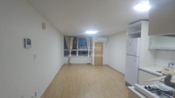 Would you rather live in a one room apartment a ten-minute walk from where you work, or live in a medium-sized, decent apartment an hour from work?