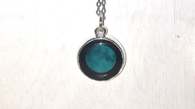 Is this moon necklace pretty?