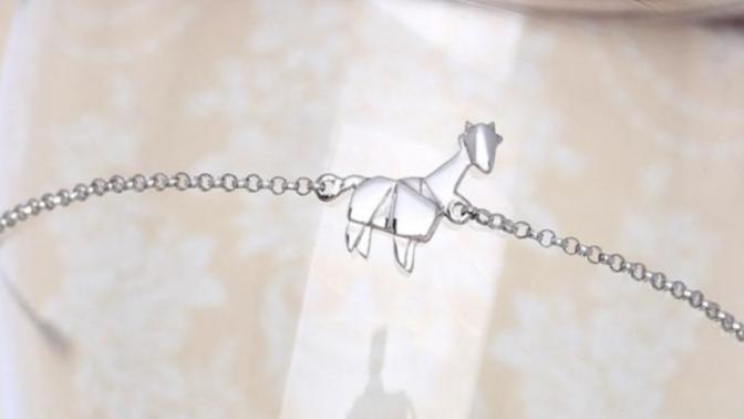 Which giraffe jewelry is cuter?