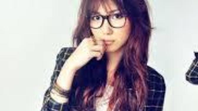 What should my first text be to her {Geeky, attractive girl}?