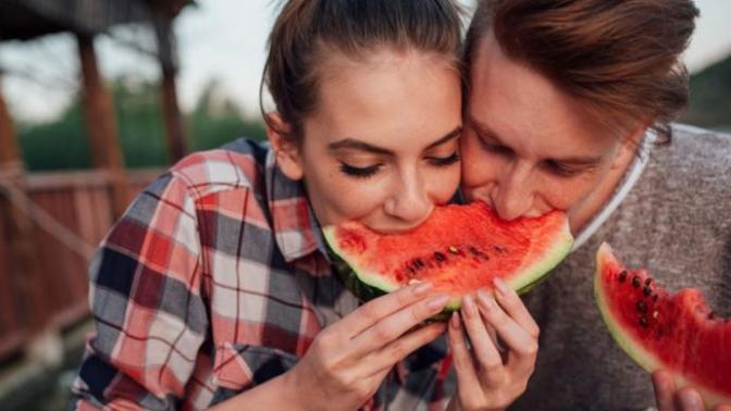 What are the signs of being in love?