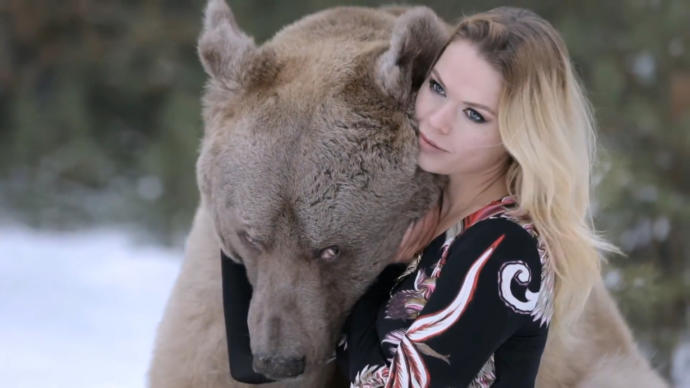 Which thumbnail is better for this photoshoot with a grizzly bear?