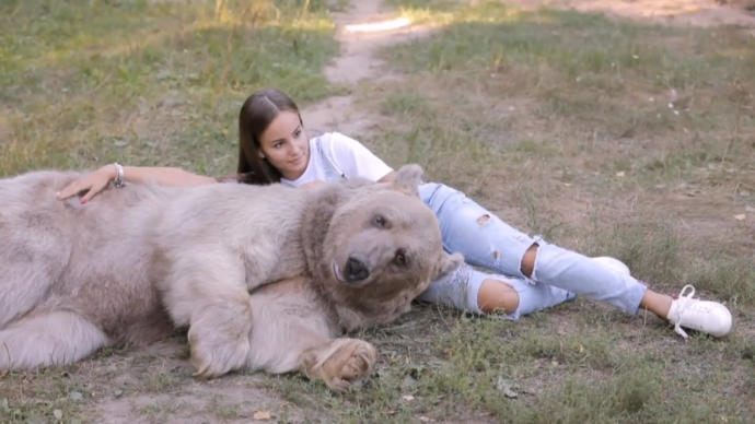 Which thumbnail is better for this photoshoot with a grizzly bear?