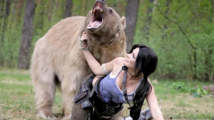 Which thumbnail is better for this photoshoot with a grizzly bear?