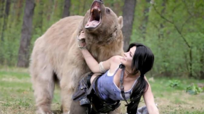 Which thumbnail is better for this photoshoot with a grizzly bear?