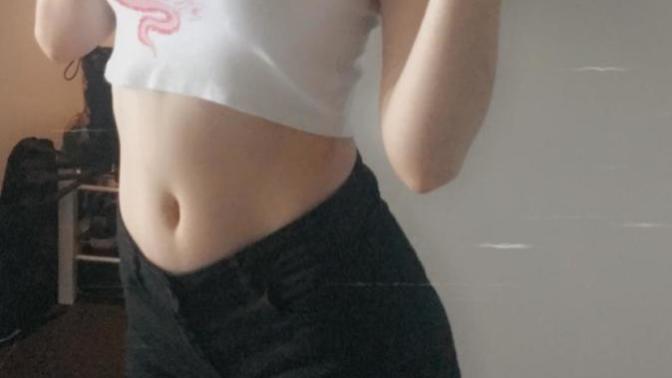 Is it fashionable to wear a crop top that actually shows the belly button?