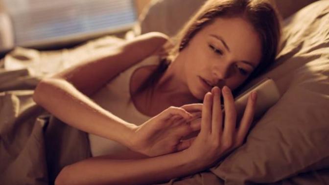 Girlfriend hiding texts, how should I handle it?