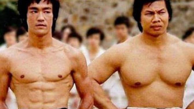 Girls, do you prefer ripped or bulky guys?
