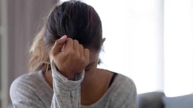 If a woman does not get attention from guys and has been single for most of her life, should she blame herself?