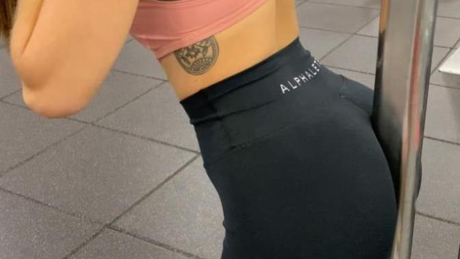 Body language (Butt pole) : What it means when girls do it?