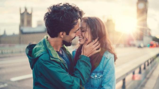 Should Long-Distance Relationships Kiss During the First In-Person Meeting?