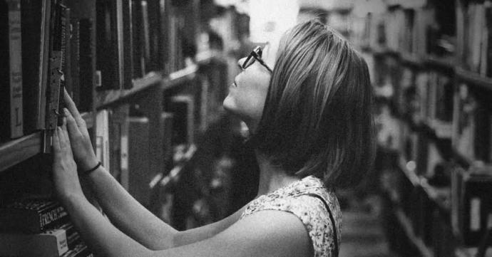 What are signs of an intelligent woman?