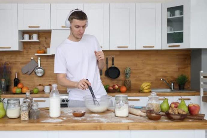 If you still live with one or both parents: do you ever cook for them?