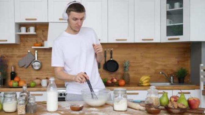 If you still live with one or both parents: do you ever cook for them?
