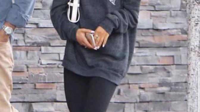 Guys, what do you think of the oversized sweatshirt and leggings outfit on girls?