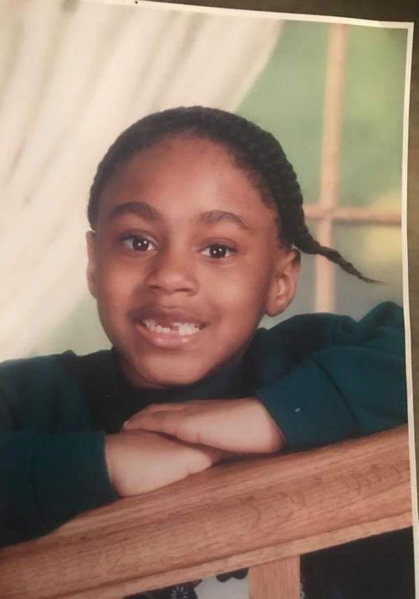 Ahahahaha look at my braid 😆🙈!!! Why they let me take school pictures like this? AND I was born with bushy eyebrows 😭