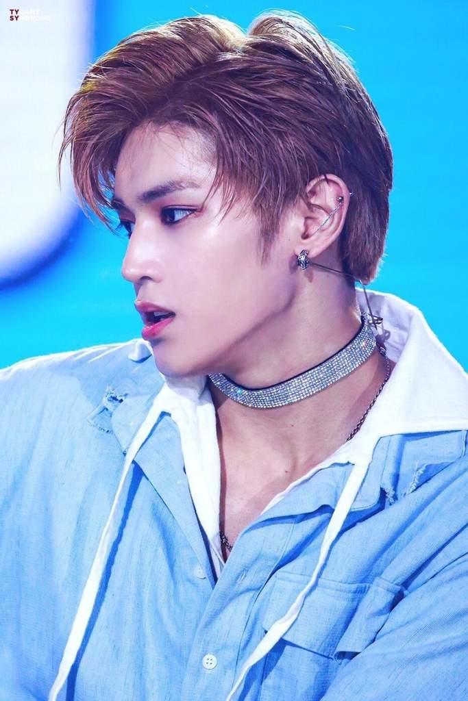 Guys, Why do girls wear chokers but guys don't?