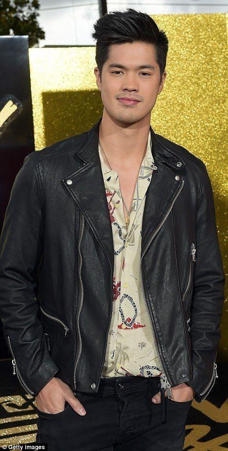 This man is shining my eyes, am I right?