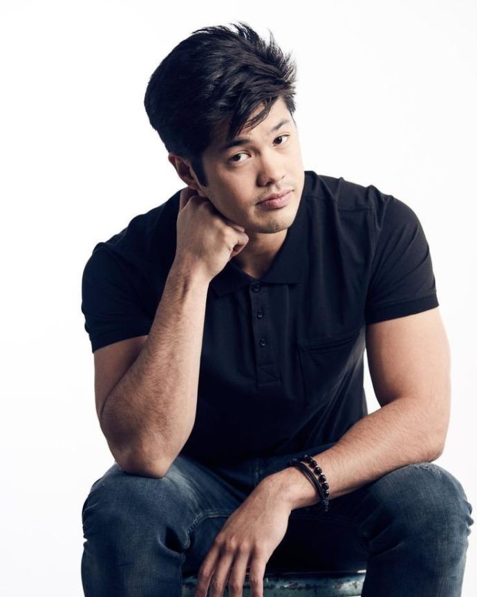 This man is shining my eyes, am I right?