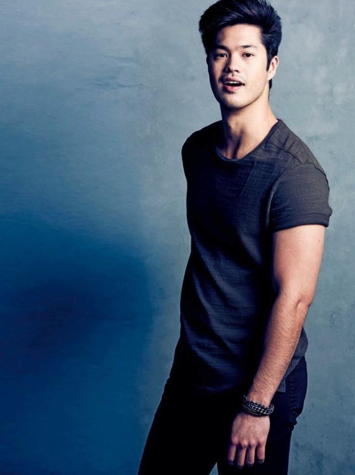 This man is shining my eyes, am I right?