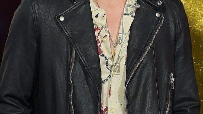 This man is shining my eyes, am I right?