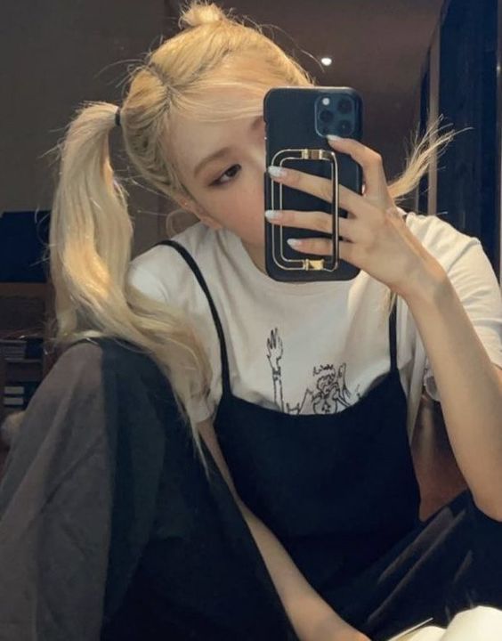 Which Kpop idols mirror selfie do you think is better?