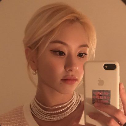 Which Kpop idols mirror selfie do you think is better?