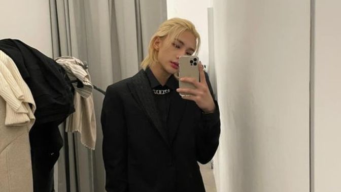 Which Kpop idol's mirror selfie do you think is better?
