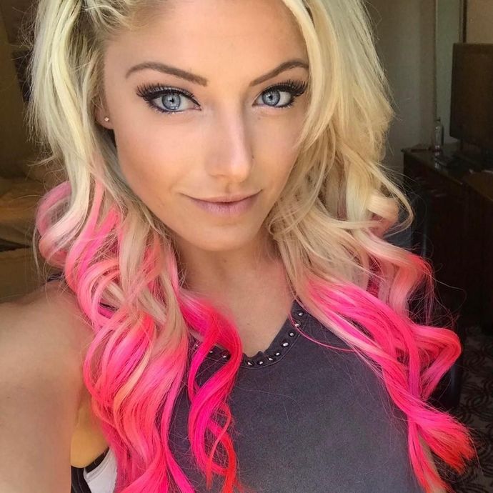 Who is the better female wrestler in World Wrestling Entertainment History?